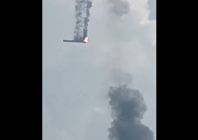 O rachetă spaţială chineză s-a prăbuşit în flăcări în apropiere de un oraş după o lansare accidentală - VIDEO