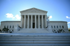 UPDATE-Curtea Supremă amână procesul federal al lui Trump, care salută o ”mare victorie” a democraţiei