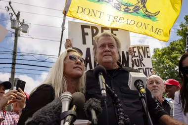 Fosta ”eminenţă gri” a lui Trump, Steve Bannon, se predă la închisoare pentru a-şi ispăşi pedeapsa