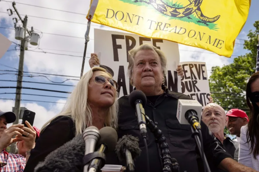 Fosta ”eminenţă gri” a lui Trump, Steve Bannon, se predă la închisoare pentru a-şi ispăşi pedeapsa