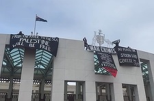 Militanţi pro-Palestina au escaladat acoperişul Parlamentului Australiei pentru a desfăşura bannere care critică războiul din Gaza - VIDEO