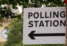 Britanicii sunt aşteptaţi la urne pentru alegeri legislative anticipate care le-ar putea aduce laburiştilor o victorie istorică