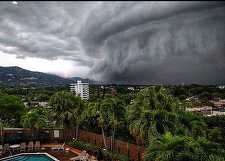 Uraganul Beryl a lovit Jamaica şi se îndreaptă spre Mexic, după ce a lăsat în urma sa cel puţin şapte morţi, între care o rudă a şefului pentru climă de la ONU