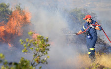 Fulgere puternice au declanşat incendii de vegetaţie pe insula grecească Thassos