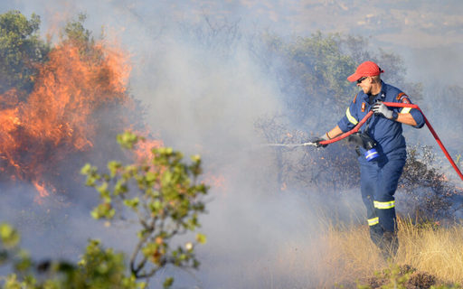 Fulgere puternice au declanşat incendii de vegetaţie pe insula grecească Thassos