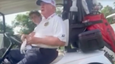 Trump îl jigneşte pe Biden, ”o grămadă bătrână de rahat împrăştiat”, şi speculează că este pe punctul ”să părăsească cursa” şi să fie înlocuit cu Kamala Harris
