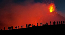 Vulcanul Etna din Sicilia, în erupţie, le oferă turiştilor, noaptea, un adevărat spectacol