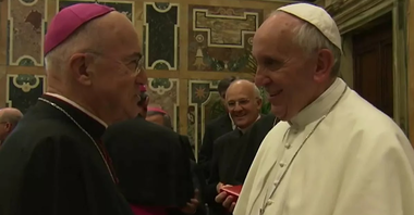 Vaticanul îl excomunică pe arhiepiscopul italian ultraconservator Carlo Maria Vigano, un opozant virulent al Papei Francisc