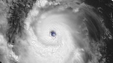 Uraganul Beryl a ajuns în Mexic ca furtună de categoria 2. Turişti evacuaţi şi zboruri anulate 