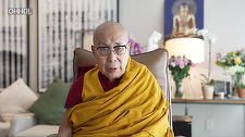 Dalai Lama anunţă că se recuperează bine după o operaţie la genunchi, la New York, într-un mesaj video publicat la împlinirea vârstei de 89 de ani