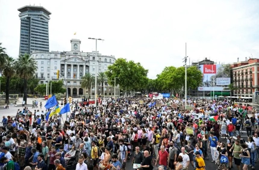 "Afară cu turiştii din cartierele noastre". Manifestaţie la Barcelona împotriva turismului de masă. Locuitorii sunt exasperaţi de consecinţe: "Oraşul devine de nelocuit"