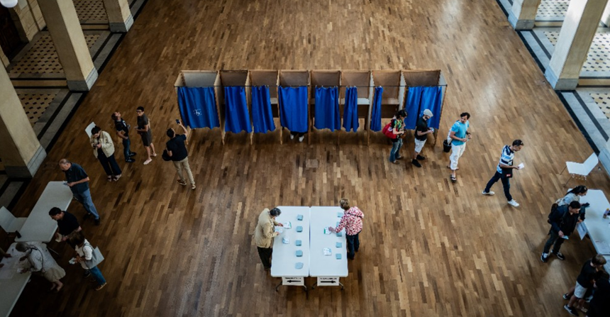 Prezenţă la vot în Franţa de 26,63% la prânz, mai mare ca în primul tur, la cel mai înalt nivel din 1981