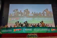 Burkina Faso, Mali şi Nigerul se unesc într-o confederaţie şi divorţează de CEDEAO. Confederaţia constă într-o cooperare militară, o punere în comun de mijloace în agricultură, apă, energia şi transporturi şi o Bancă de Investiţii AES