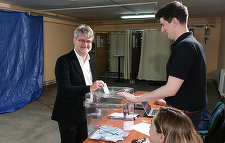 Ambasadorul francez în Ucraina Gaël Veyssiere votează la Kiev, într-un adăpost, în turul doi al alegerilor legislative franceze