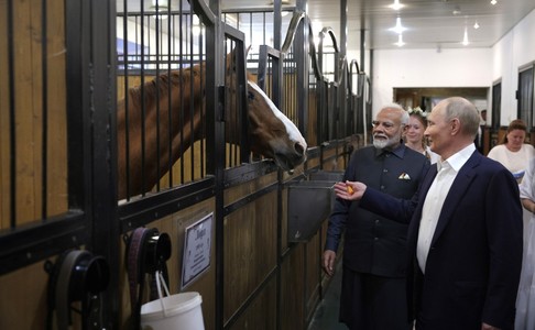 Premierul Indiei a fost primit de Putin la reşedinţa de la Novo-Ogariovo. Cei doi vor discuta şi marţi, după care Narendra Modi se va duce în Austria - FOTO