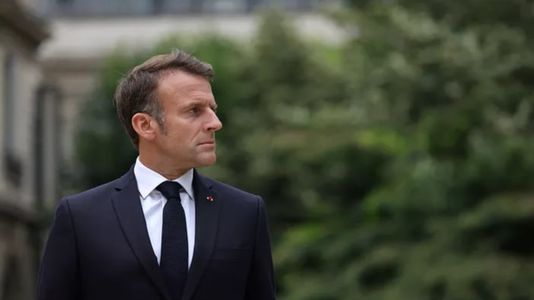 Presiuni asupra lui Macron să-şi anuleze participarea la summitul NATO de la Washington. Cadre din Guverm şi partide aliate se tem de un acord al stângii asupra unui premier în absenţa şefului statului