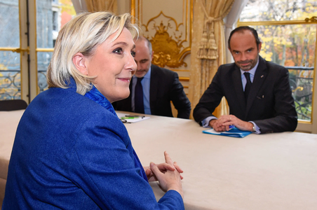 Édouard Philippe şi Marine Le Pen au cinat acasă la un apropiat al lui Macron, un fost deputat, înainte de dizolvarea Parlamentului, dezvăluie Libération. Le Pen a luat cina şi cu ministrul Apărării Sébastien Lecornu, iar Jordan Bardella a participat şi e