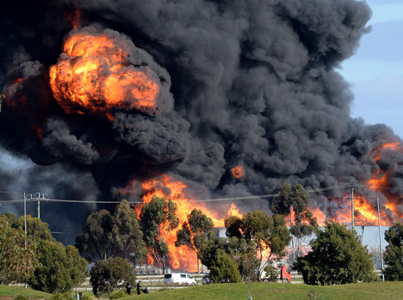 Incendiu la o uzină chimică la Melbourne, în urma unei explozii. Alerte cu privire la ape şi un nor de fum toxic