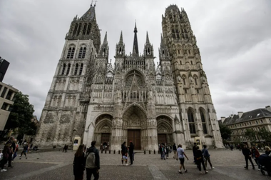 UPDATE-Incendiu la săgeata Catedralei din Rouen, evacuată