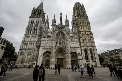 UPDATE-Incendiu la săgeata Catedralei din Rouen, evacuată