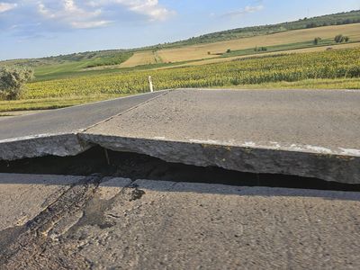 O bucată de asfalt s-a ridicat pe drumul naţional dintre Bălţi şi Chişinău din cauza căldurii - FOTO