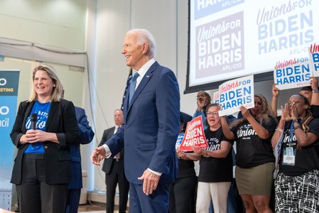 Democraţii influenţi îl susţin pe Biden, în timp ce alţii îşi cântăresc opţiunile. CBS: Zeci de democraţi ar urma să îi ceară lui Biden să se retragă. Cine şi ce l-ar putea convinge
