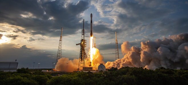 Rachetele Falcon 9 de la SpaceX au fost consemnate la sol după ce o defecţiune la una dintre ele a distrus un lot de sateliţi Starlink