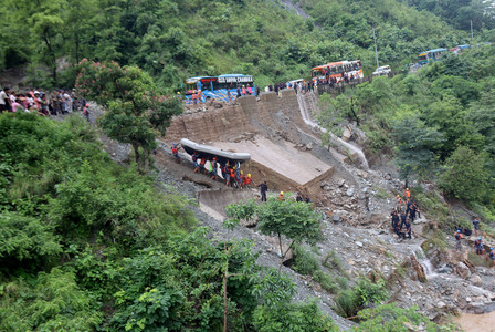 Peste 60 de persoane sunt date dispărute, cu puţine şanse de supravieţuire, în urma unei alunecări de teren în Nepal. Două autobuze au fost măturate de pe şosea până în apele unui râu