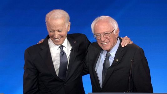 Aflat sub presiune pentru a-şi retrage candidatura, Biden primeşte sprijinul lui Bernie Sanders