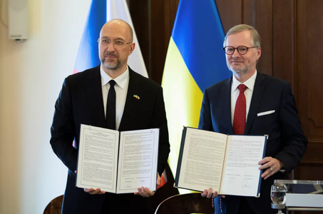 Ucraina şi Cehia încheie un acord în vederea producerii de puşti de asalt şi muniţie