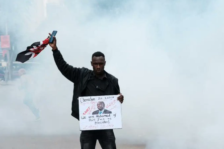 Manifestanţi cer demisia preşedintelui kenyan William Ruto, poliţia ripostează cu gaze lacrimogene şi tunuri cu apă