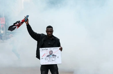 Manifestanţi cer demisia preşedintelui kenyan William Ruto, poliţia ripostează cu gaze lacrimogene şi tunuri cu apă