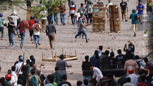 Bangladesh închide şcolile şi universităţile din întreaga ţară, după ce mai multe persoane au fost ucise în timpul protestelor faţă de politicile de angajare în administraţia publică / Forţele paramilitare, trimise pe străzi