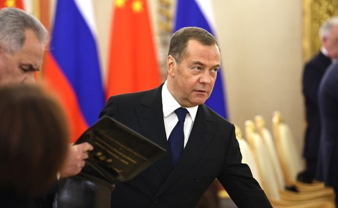 Dmitri Medvedev: Aderarea Ucrainei la NATO ar însemna război. Doar "prudenţa" alianţei ar putea împiedica sfărâmarea planetei în bucăţi