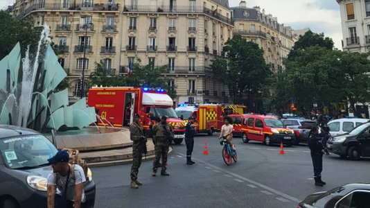 UPDATE-Un mort şi şase răniţi la Paris, după ce o maşină răstoarnă mai multe persoane pe terasa unui bar