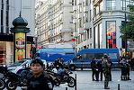 UPDATE-Un poliţist atacat cu cuţitul, la Paris, de către un bărbat dat afară dintr-un magazin Louis Vuitton, care a chemat forţele de ordine. Agresorul, ”neutralizat” prin împuşcare, anunţă Darmanin