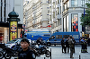 UPDATE-Un poliţist atacat cu cuţitul, la Paris, de către un bărbat dat afară dintr-un magazin Louis Vuitton, care a chemat forţele de ordine. Agresorul, ”neutralizat” prin împuşcare, anunţă Darmanin