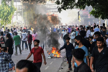 Bilanţul morţilor creşte la 39 în violenţe în Bangladesh. Televiziunea de stat incendiată, Internetul tăiat