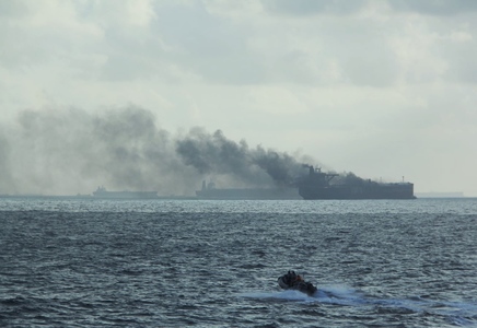 Singapore trimite echipe de salvare pentru a ajuta echipajele a două nave petroliere care au luat foc