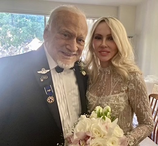 Fostul astronaut Buzz Aldrin spune că Anca Faur, pe care a luat-o de soţie în ziua în care a împlinit 93 de ani, este iubirea vieţii lui:  Sunt cel mai norocos om din această lume sau din oricare alta