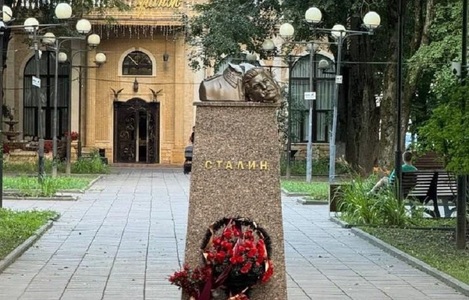 Rusia: Un necunoscut a decapitat cu barosul un bust al lui Stalin, în apropiere de Moscova - VIDEO