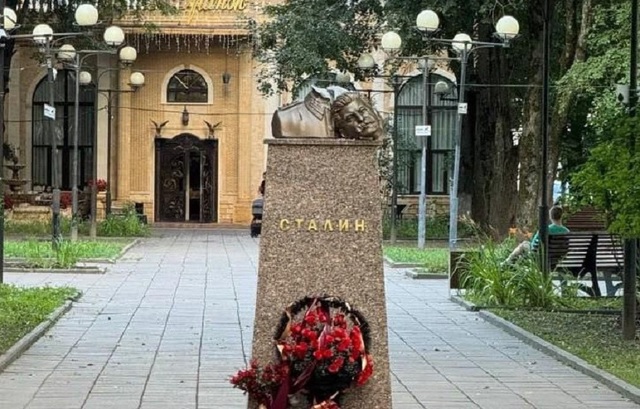 Rusia: Un necunoscut a decapitat cu barosul un bust al lui Stalin, în apropiere de Moscova – VIDEO