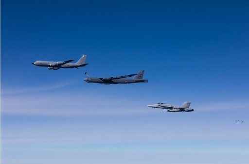 Cele două avioane ale Forţelor aeriene americane interceptate duminică de aeronave ruseşti deasupra Mării Barents  au aterizat la Baza Kogăniceanu, pentru desfăşurarea misiunii Bomber Task Force Europe 24-4 / Precizările  Forţele Aeriene ale SUA în Europa