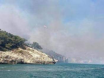 Aproape 1.000 de turişti au fost evacuaţi dintr-un camping din Italia, din cauza incendiilor de pădure