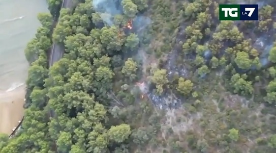 Turiştii au fost evacuaţi dintr-un camping în Italia, din cauza unui incendiu de pădure care se extinde - VIDEO