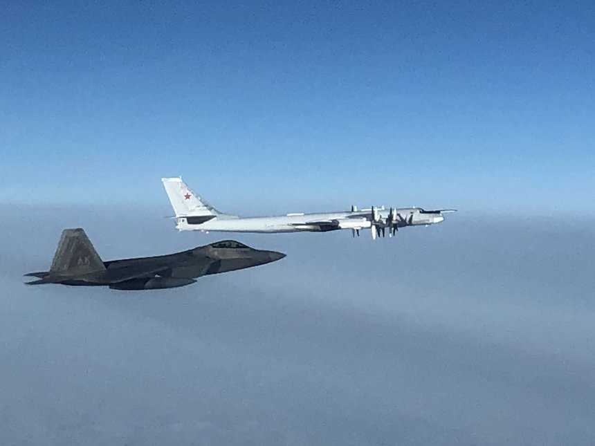 Americanii au interceptat bombardiere ruse şi chineze care operau împreună în apropiere de Alaska. Este o premieră de natură să îngrijoreze SUA