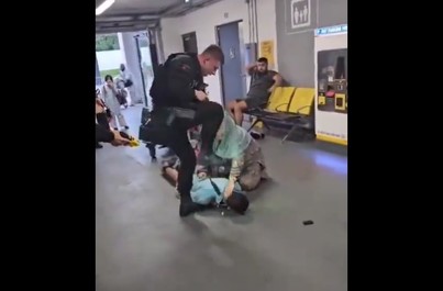 O înregistrare video cu un poliţist care face o arestare violentă pe aeroportul din Manchester stârneşte proteste - VIDEO