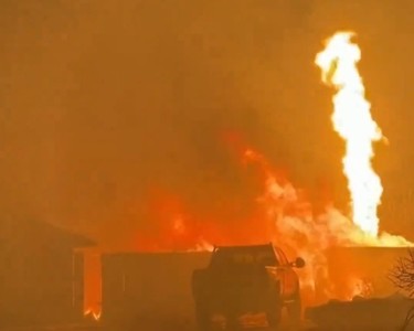 Mii de persoane au fost evacuate din cauza unui incendiu masiv în California