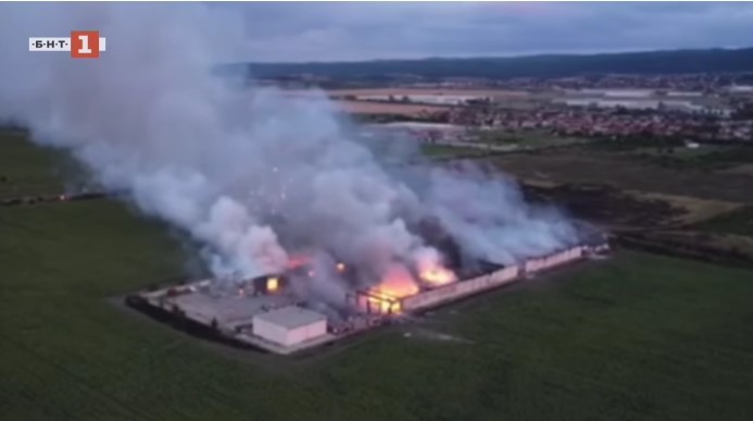 Un mort şi doi dispăruţi după un incendiu urmat de explozii la un depozit de artificii din Bulgaria