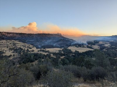 Cel mai mare incendiu de vegetaţie din California se extinde rapid, după ce a fost declanşat de un bărbat care a împins într-o râpă o maşină în flăcări